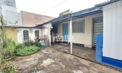 Casa residencial disponível para venda no bairro Saraiva em Uberlândia-MG.