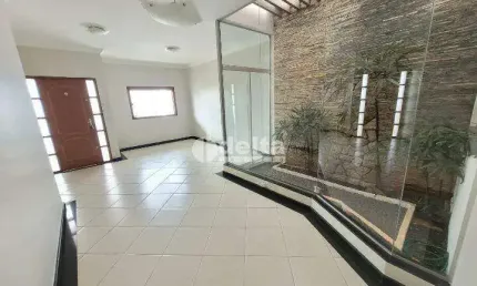 Casa residencial disponível para locação e venda no bairro osvaldo rezende em uberlândia-mg