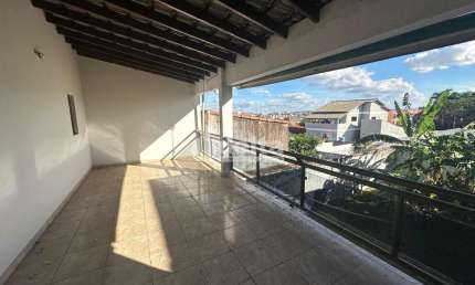 Casa Comercial disponível para Venda no bairro Presidente Roosevelt em Uberlândia-MG