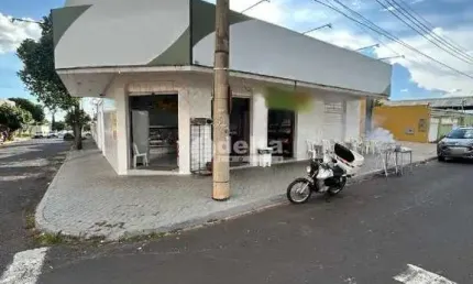 Loja disponível para venda no bairro Presidente Roosevelt em Uberlândia-MG.