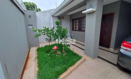 Casa residencial disponível para venda no bairro Cidade Jardim em Uberlândia-MG.