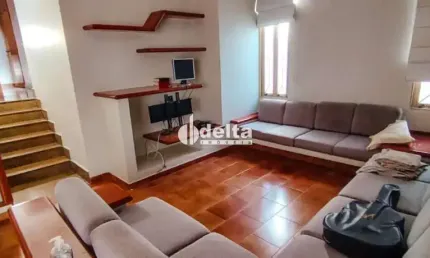 Casa residencial disponível para locação e venda no bairro Saraiva em Uberlândia-MG.