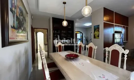 Casa residencial disponível para venda no bairro Brasil em Uberlândia-MG