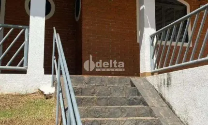 Casa residencial disponível para locação e venda no bairro Tabajaras em Uberlândia-MG