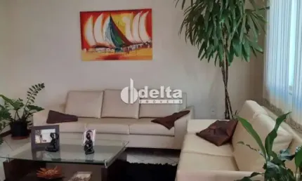 Casa residencial disponível para venda no bairro Vigilato Pereira em Uberlândia-MG