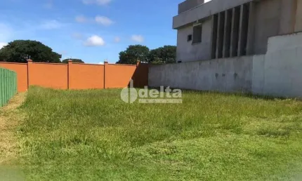 Terreno no condomínio Alphaville I disponível para venda em Uberlândia-MG