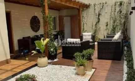 Casa residencial disponível para venda no bairro Santa Mônica em Uberlândia-MG
