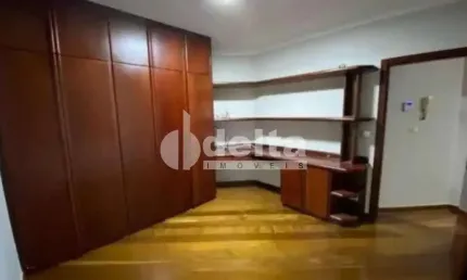 Casa residencial disponível para venda no bairro Brasil em Uberlândia-MG