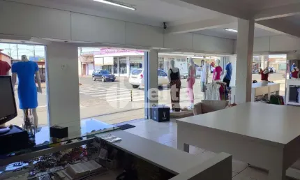Casa residencial disponível para venda no bairro Santa Mônica em Uberlândia-MG