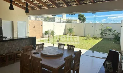 Casa residencial disponível para venda no bairro Brasil em Uberlândia-MG