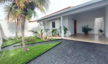 Casa residencial disponível para venda no bairro Cidade Jardim em Uberlândia-MG.