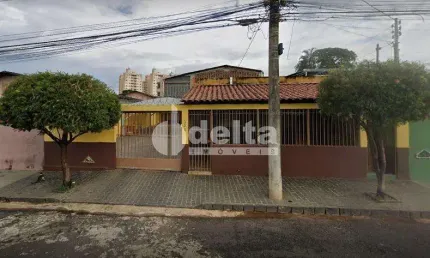 Casa residencial disponível para venda no bairro Presidente Roosevelt em Uberlândia-MG