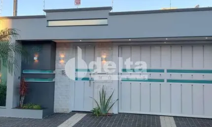 Casa residencial disponível para venda no bairro Alto Umuarama em Uberlândia-MG