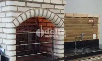 Casa residencial disponível para venda no bairro Alto Umuarama em Uberlândia-MG