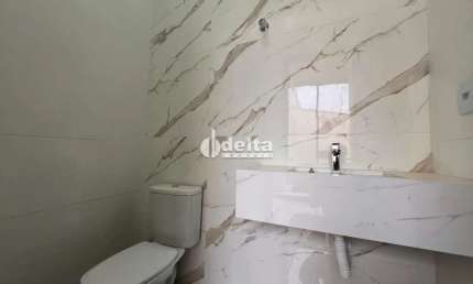 Casa residencial disponível para venda no bairro Alto Umuarama em Uberlândia-MG