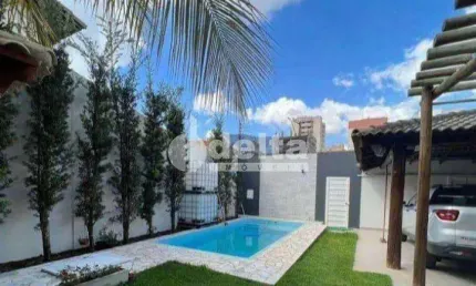Casa residencial disponível para venda no bairro Santa Mônica em Uberlândia-MG