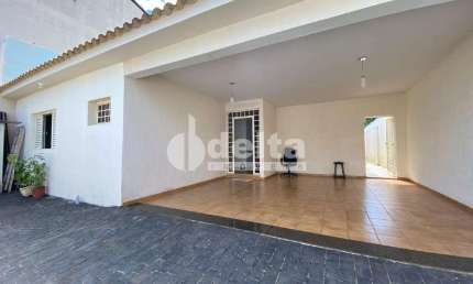 Casa residencial disponível para locação e venda no bairro Santa Mônica em Uberlândia-MG