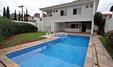 Casa residencial disponível para venda no bairro Cidade Jardim em Uberlândia-MG.