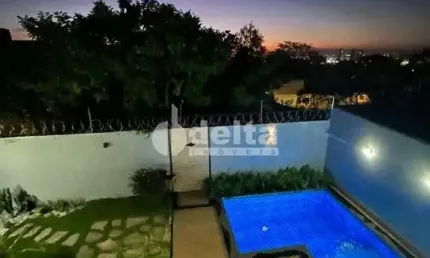 Casa residencial disponível para venda no bairro Jardim Inconfidência em Uberlândia-MG