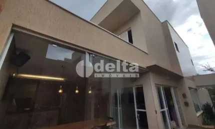 Casa residencial disponível para venda no bairro Granja Marileusa em Uberlândia - MG.