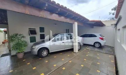 Casa residencial disponível para venda no bairro Cidade Jardim em Uberlândia-MG.