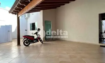 Casa residencial disponível para venda no bairro Alto Umuarama em Uberlândia-MG