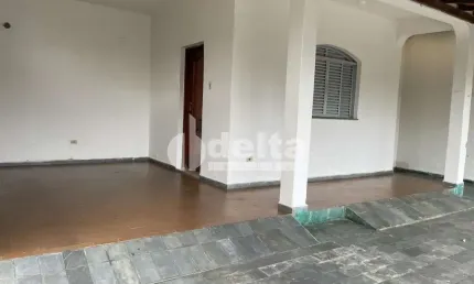 Casa residencial disponível para venda no bairro Umuarama em Uberlândia-MG