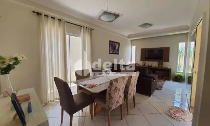 Casa residencial disponível para venda no bairro Jardim Holanda em Uberlândia - MG.