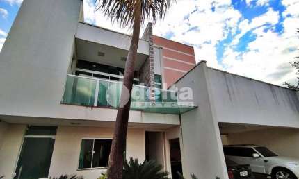 Casa residencial disponível para venda no bairro Morada da Colina em Uberlândia-MG.
