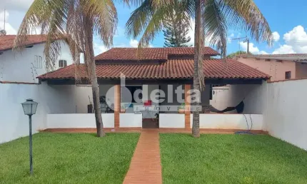 Casa residencial disponível para venda no bairro Jardim das Palmeiras em Uberlândia - MG