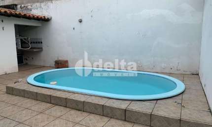 Casa residencial disponível para venda no bairro Umuarama em Uberlândia-MG