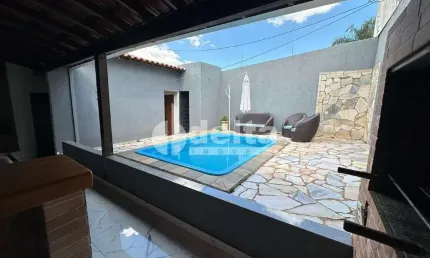 Casa residencial disponível para venda no bairro Cidade Jardim em Uberlândia-MG.