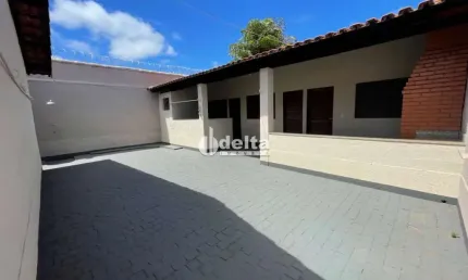 Casa residencial disponível para venda no bairro Santa Mônica em Uberlândia-MG