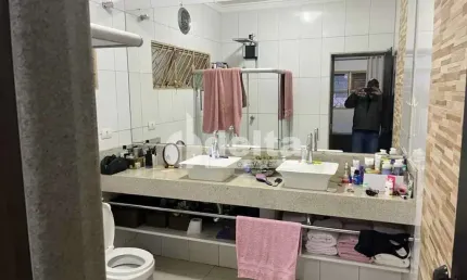 Casa residencial disponível para locação e venda no bairro Santa Mônica em Uberlândia-MG