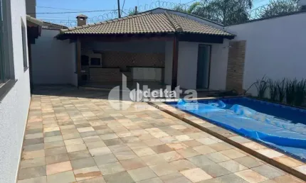 Casa residencial disponível para locação e venda no bairro Alto Umuarama em Uberlândia-MG
