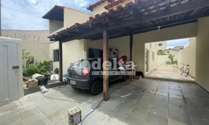Casa residencial disponível para locação e venda no bairro Umuarama em Uberlândia-MG