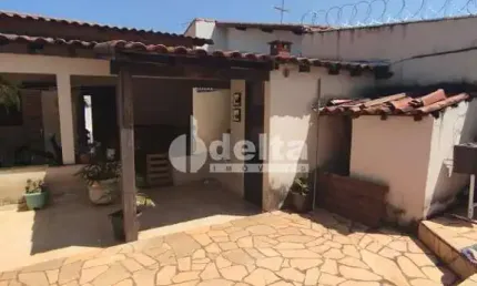 Casa residencial disponível para venda no bairro Santa Mônica em Uberlândia-MG