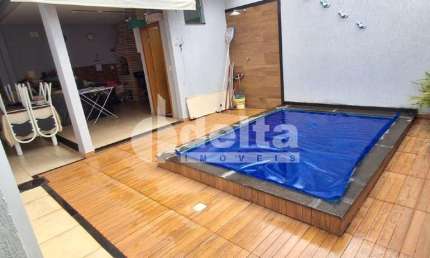 Casa residencial disponível para venda no bairro Alto Umuarama em Uberlândia-MG