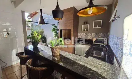 Casa residencial disponível para venda no bairro Tabajaras em Uberlândia-MG
