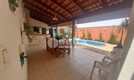 Casa residencial disponível para venda no bairro Vigilato Pereira em Uberlândia-MG
