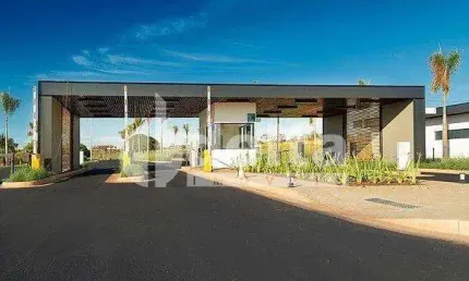 Terreno no condomínio disponível para venda no bairro Granja Marileusa em Uberlândia-MG
