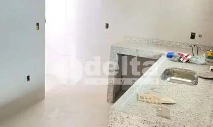 Casa residencial  disponível para venda no bairro Santa Mônica em Uberlândia-MG