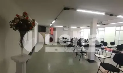 Casa comercial disponível para venda no bairro Lídice em Uberlândia-MG
