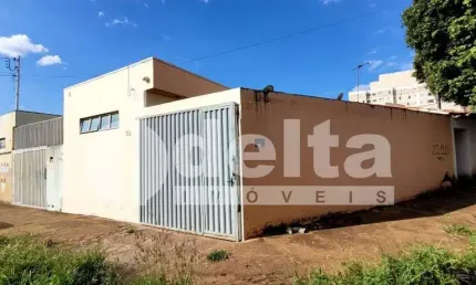 Casa residencial disponível para venda no bairro Presidente Roosevelt em Uberlândia-MG