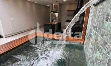 Casa Residencial disponível para venda no bairro Santa Mônica em Uberlândia-MG