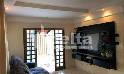Casa residencial disponível para venda no bairro Tocantins em Uberlândia-MG