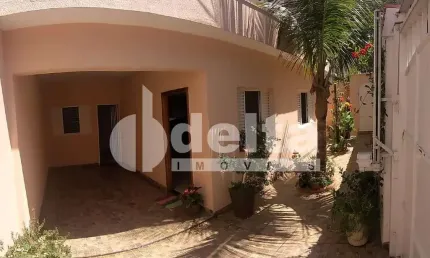 Casa residencial disponível para venda no bairro Saraiva em Uberlândia-MG.