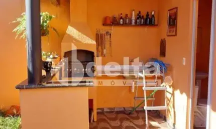 Casa residencial disponível para venda no bairro Nova Uberlândia em Uberlândia-MG