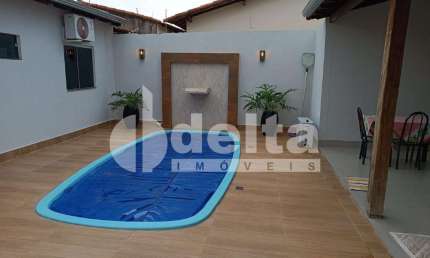 Casa residencial disponível para venda no bairro Cidade Jardim em Uberlândia-MG.