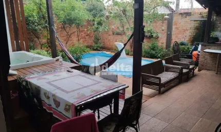 Casa residencial disponível para locação e venda no bairro Santa Luzia em Uberlândia-MG